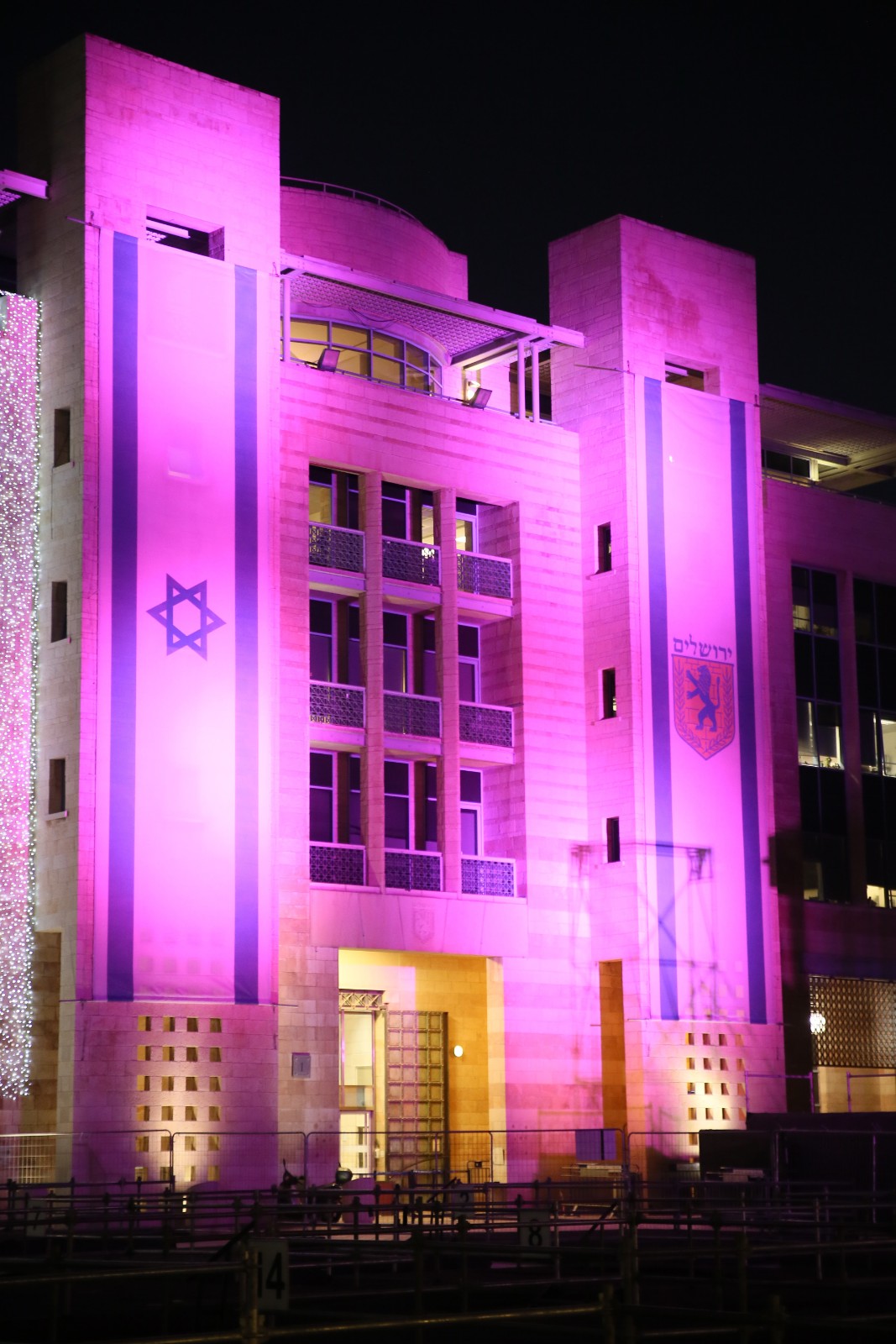 בניין עיריית ירושלים מואר בוורוד לרגל חודש המודעות לסרטן השד 2020