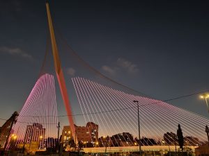 הארת גשר המיתרים בירושלים לרגל חודש המודעות לסרטן השד