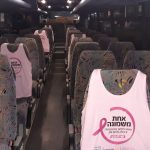 מושבים באוטובס מטרופולין עם גופיות ורודות לציון חודש המודעות לסרטן השד