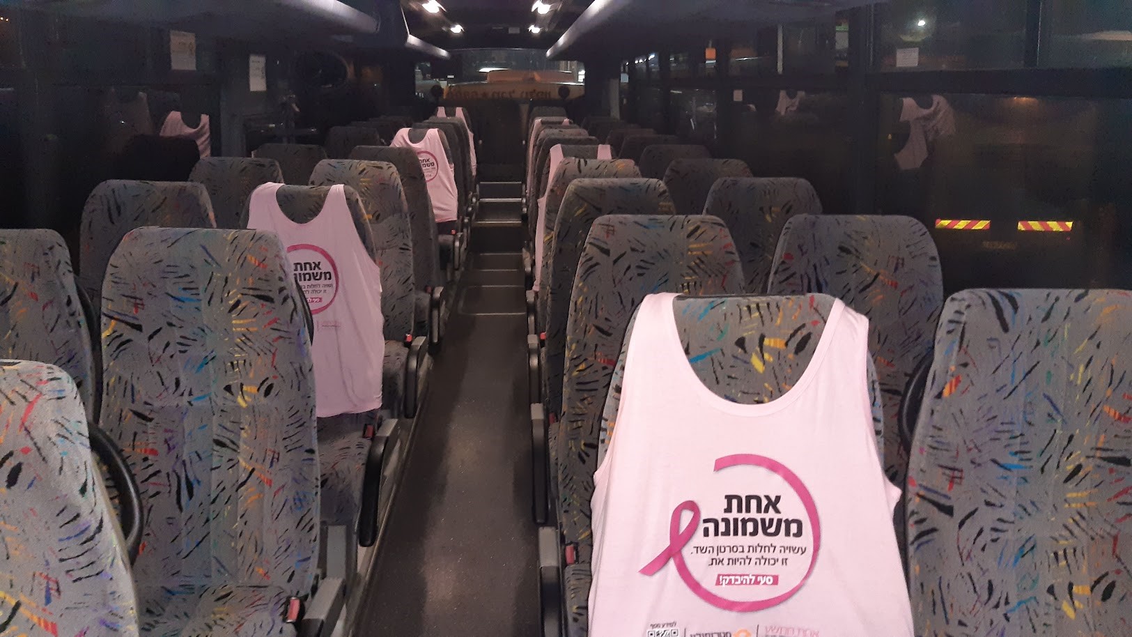 מושבים באוטובס מטרופולין עם גופיות ורודות לציון חודש המודעות לסרטן השד